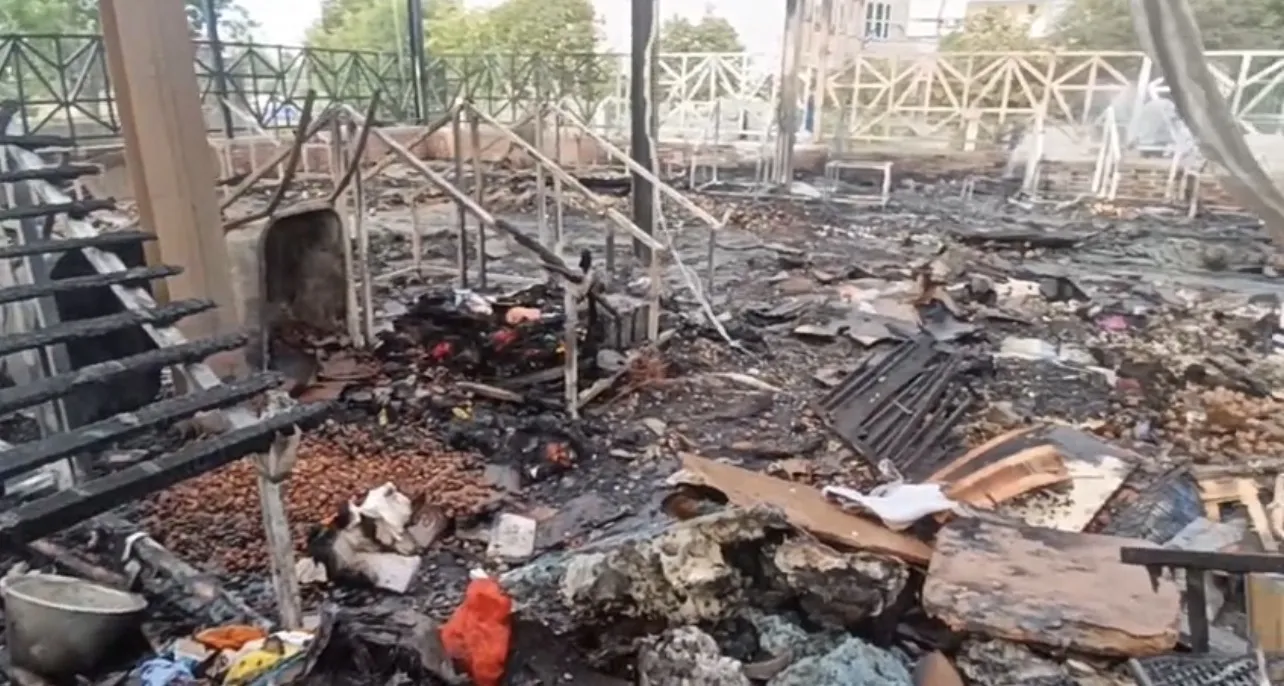 U përfshi nga flakët, digjet tregu i fruta-perimeve në Lushnjë! Ishte rikonstruktuar 3 vite më parë