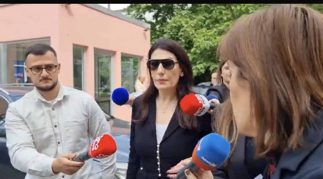 Mirlinda Karçanaj 30 minuta në SPAK, refuzon t‘i përgjigjet gazetarëve. Avokatja: Kur të dojë do të flasë