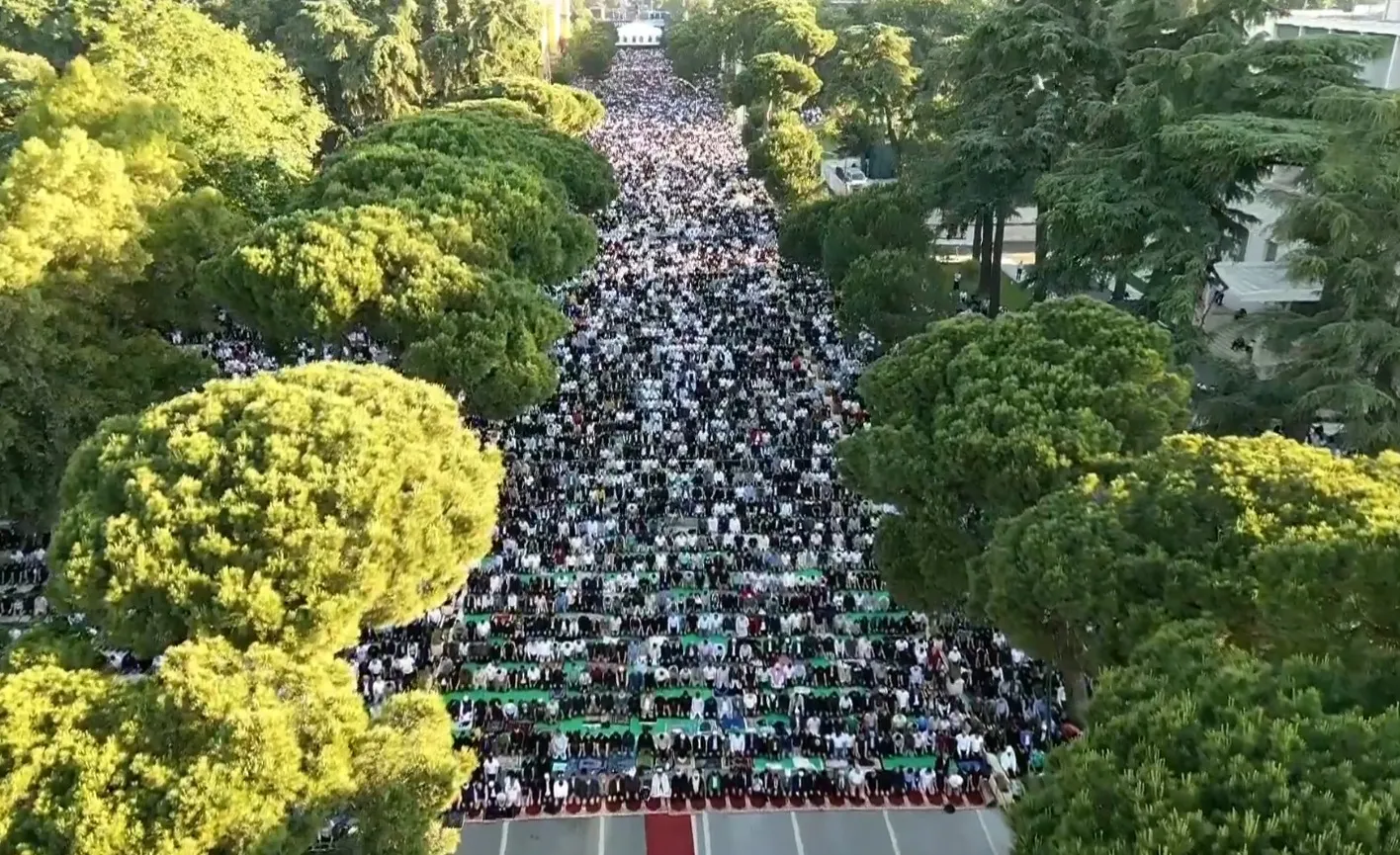 Mijëra besimtarë falin namazin e Kurban Bajramit në bulevardin “Dëshmorët e Kombit”