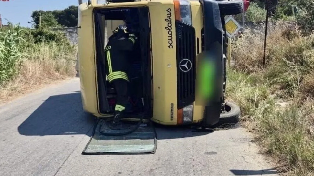 Siçili, autobusi i shkollës përmbyset në rrugë, disa të plagosur