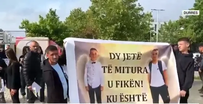 Banorët e Spitallës në protestë pas tragjedisë, kërkojnë drejtësi për dy fëmijët