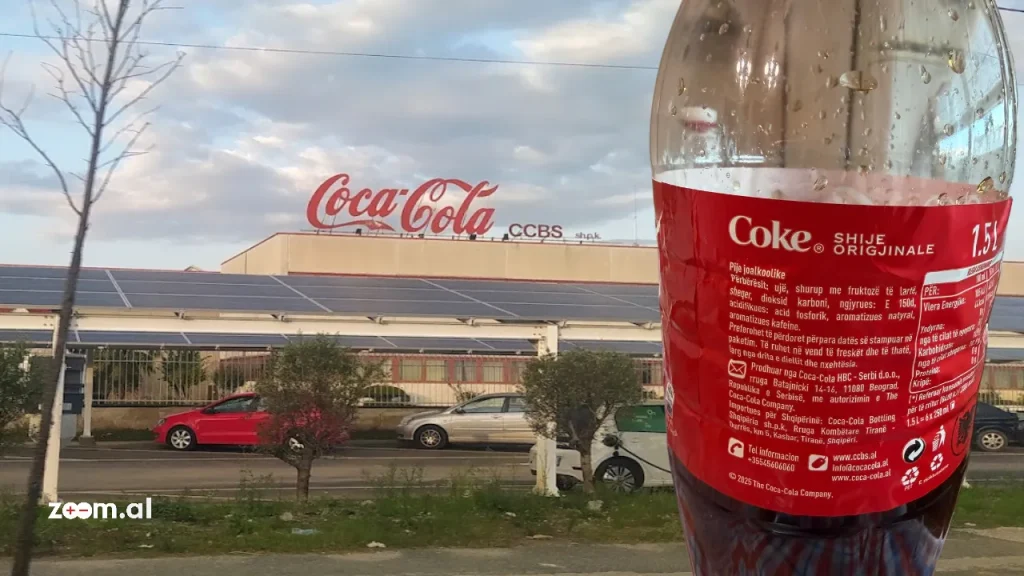 “Coca-Cola” serbe mbyt tregun shqiptar. Pse gjiganti i pijeve po importon nga Beogradi kur fabrika është në Tiranë?