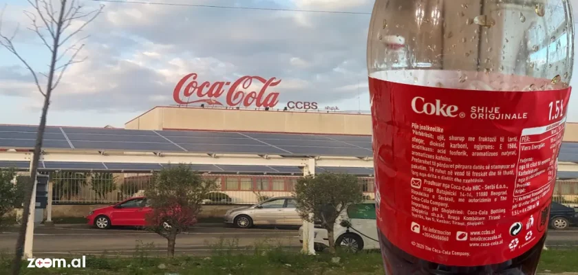 “Coca-Cola” serbe mbyt tregun shqiptar. Pse gjiganti i pijeve po importon nga Beogradi kur fabrika është në Tiranë?
