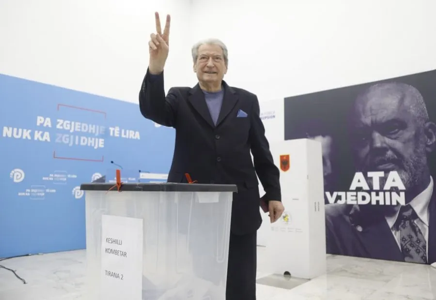 Berisha voton në referendumin e PD-së, i shoqëruar nga bashkëshortja e tij