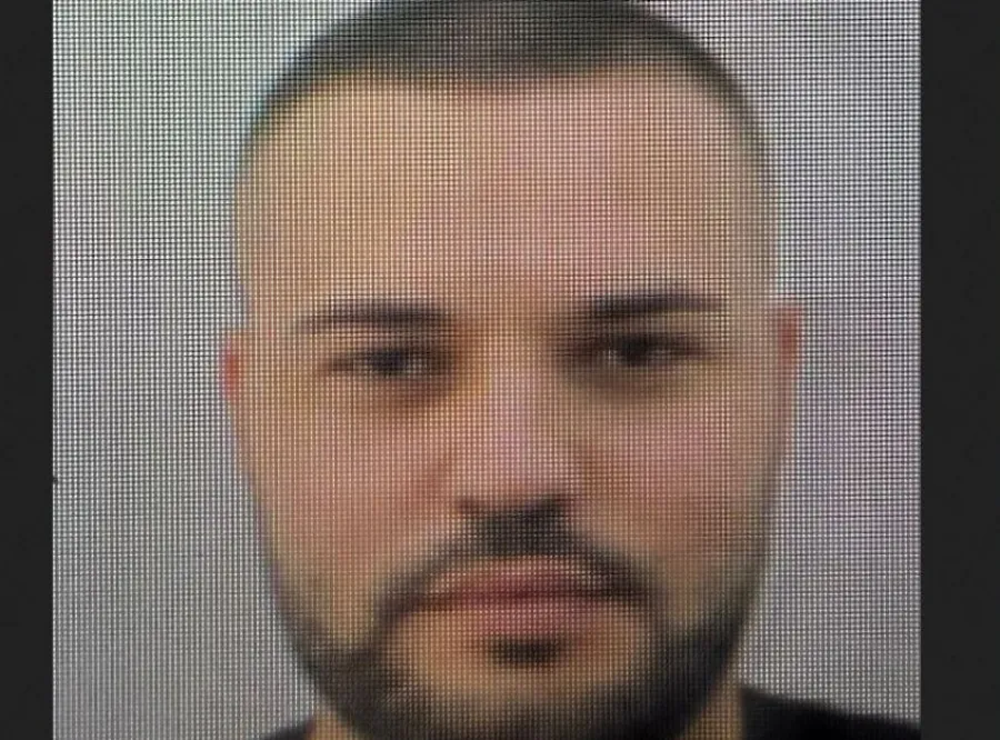FOTO/ Plagosi Juxhin Hamajezin për borxhin 30 mijë euro, ja kush është Klodian Kallo