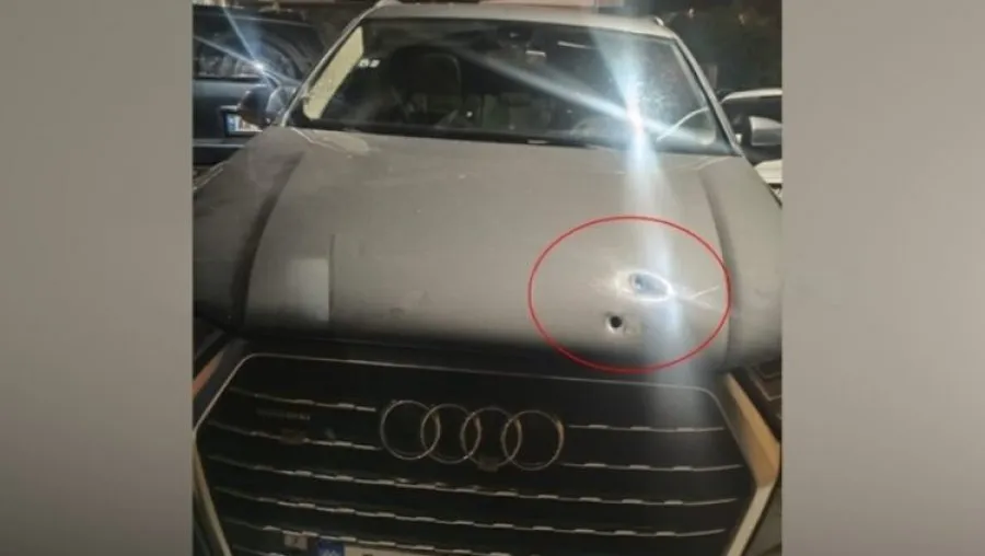 FOTO/ Shenja plumbash në Audin e zi, kjo është makina e shënjestrës së atentatit në Shkozë