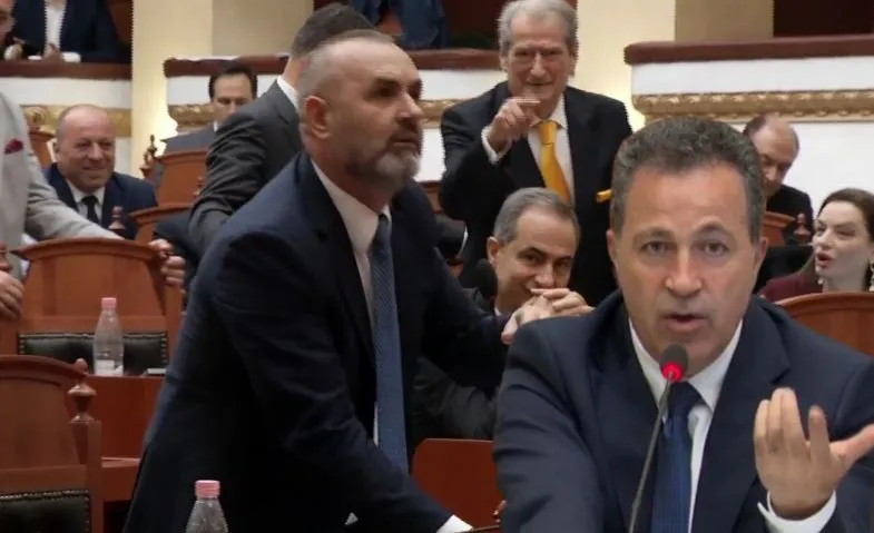 Berisha fut në sherr Manjën dhe Peleshin, Kryetari i Kuvendit nuk i jep fjalën deputetit socialist