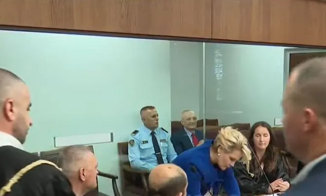 FOTO/ Ilir Meta “inauguron” ambientet e reja të GJKKO, ish-presidenti shfaqet në “kafazin e xhamit”