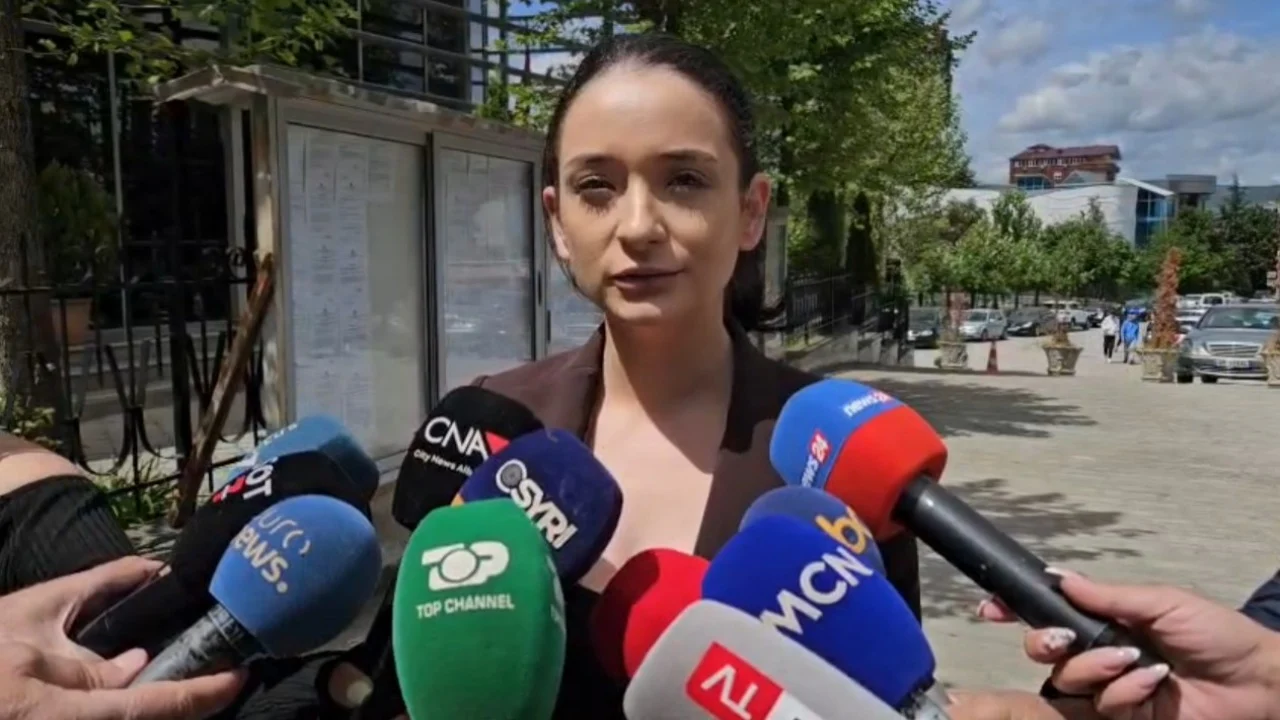Mjeku akuzohet për ngacmim seksual, avokatja e 21-vjeçares: Ai ndiqte të njëjtën praktikë pune me të gjitha. Ka abuzuar për 33 vite