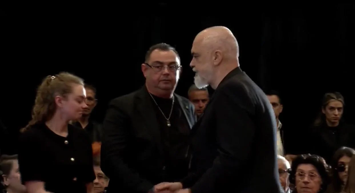 Ceremonia shtetërore e lamtumirës për Servet Pëllumbin, Rama merr pjesë në homazhe