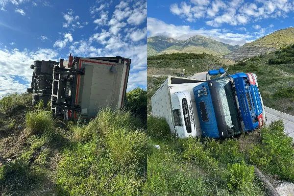 Kamioni del nga rruga dhe përmbyset në aksin Skërficë–Sarandë