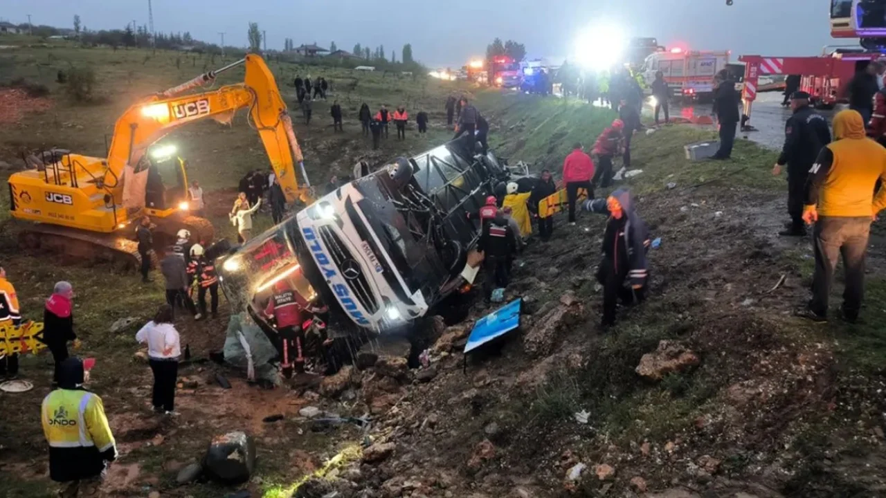 Aksident tragjik në Turqi/ Përmbyset autobusi, 4 viktima dhe 15 të plagosur
