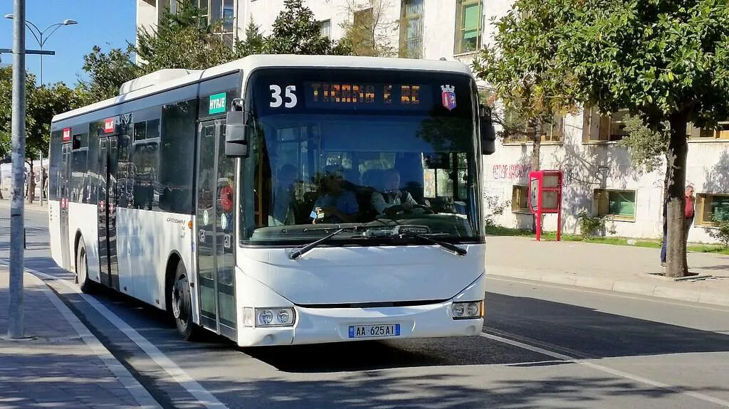 Rritja e çmimit të naftës, qeveria jep subvencion 50 lekë/ litri për transportin publik
