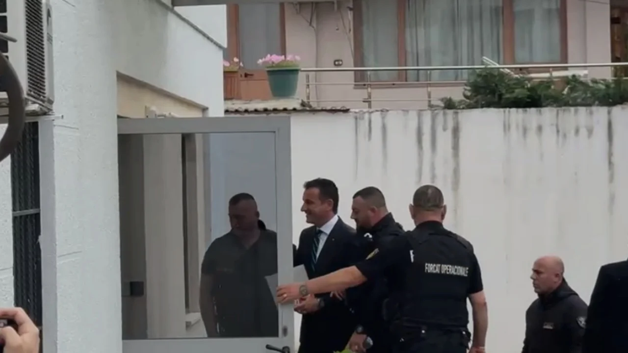 Padia ndaj prokurorit Ols Dado, Erion Veliaj në Gjykatën Administrative. Robert Ndrenika e Gaz Paja e suportojnë