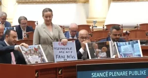 Deputetët e PD protestojnë në Kuvend me pankarta kundër Ramës: O jari, kur do e japësh dorëheqjen?