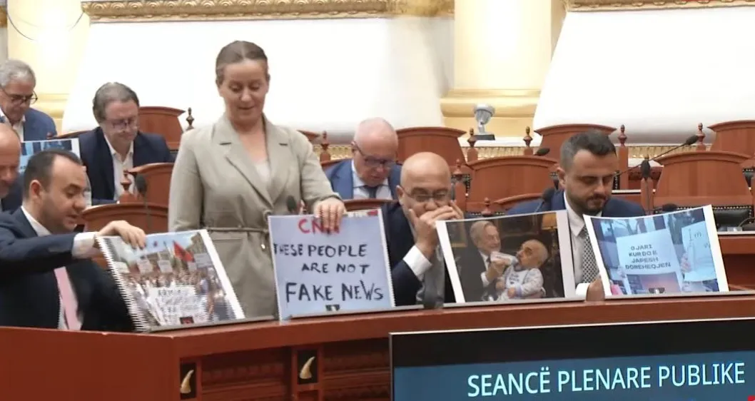 Deputetët e PD protestojnë në Kuvend me pankarta kundër Ramës: O jari, kur do e japësh dorëheqjen?