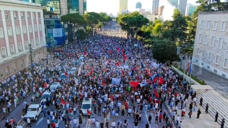 Dita e gjashtë e protestës/ Qytetarët mblidhen sërish para Kryeministrisë