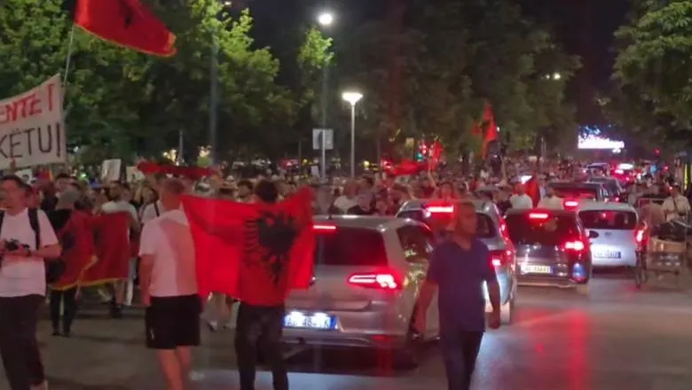 Protesta dje, vihen nën hetim 16 protestues që bllokuan rrugët përtej orarit të njoftuar dhe u futën në Fun Zone! 2 në kërkim