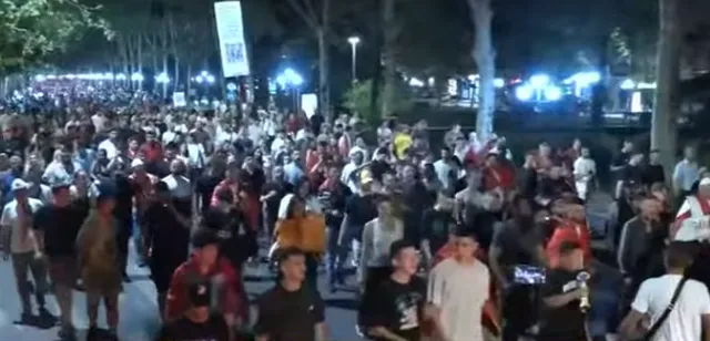 “Çohuni nga kafja”, protestuesit thirrje qytetarëve gjatë marshimit në Tiranë