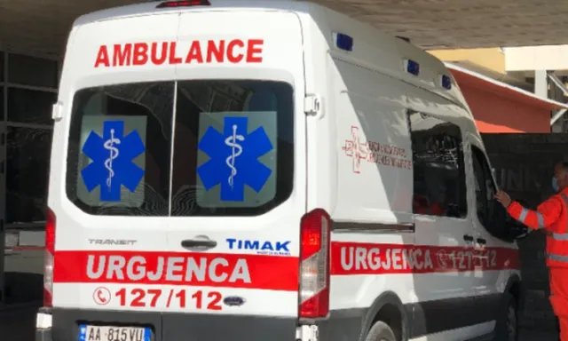 (EMRI) Plagoset me thikë një person në Tiranë