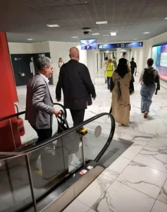 Foto/ Ambasadori i Shqipërisë fotografohet duke mbajtur valixhet e kryeministrit Rama në aeroport