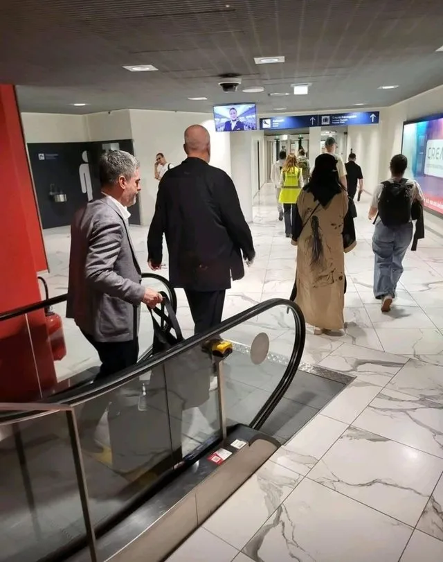 Foto/ Ermal Dredha fotografohet duke mbajtur valixhet e kryeministrit Rama në aeroport