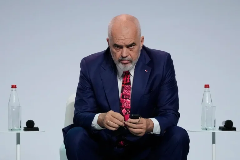 Ndërsa e gjithë bota po rindërtohej nga themelet, Shqipëria mbajti të njëjtin njeri në krye