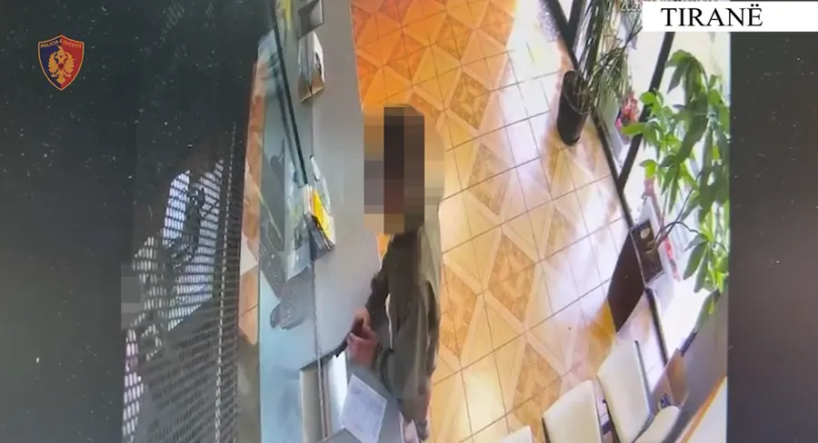Momentet kur 23-vjeçari tentoi grabitjen në Shkozë me pistoletë lodër