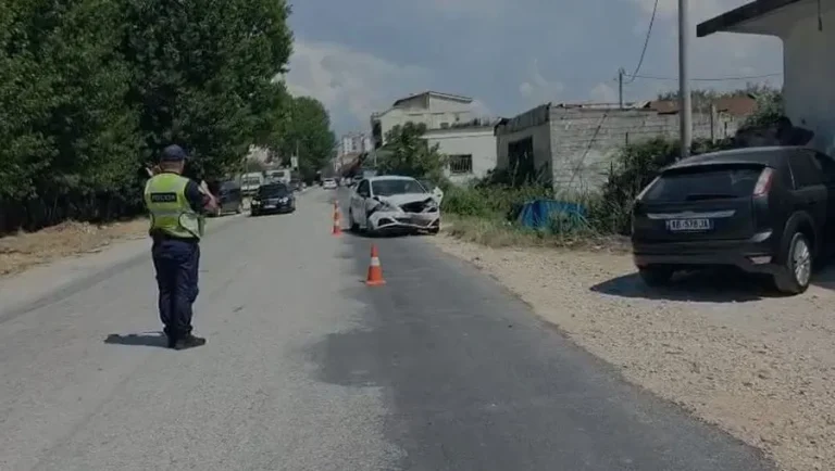 Aksident në Fier, plagosen dy shoferë