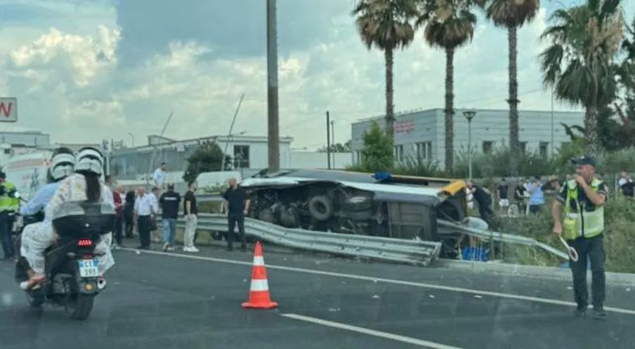 Autobusi i përmbysur në rrugë, dalin pamjet e aksidentit tragjik në Tiranë (VIDEO)