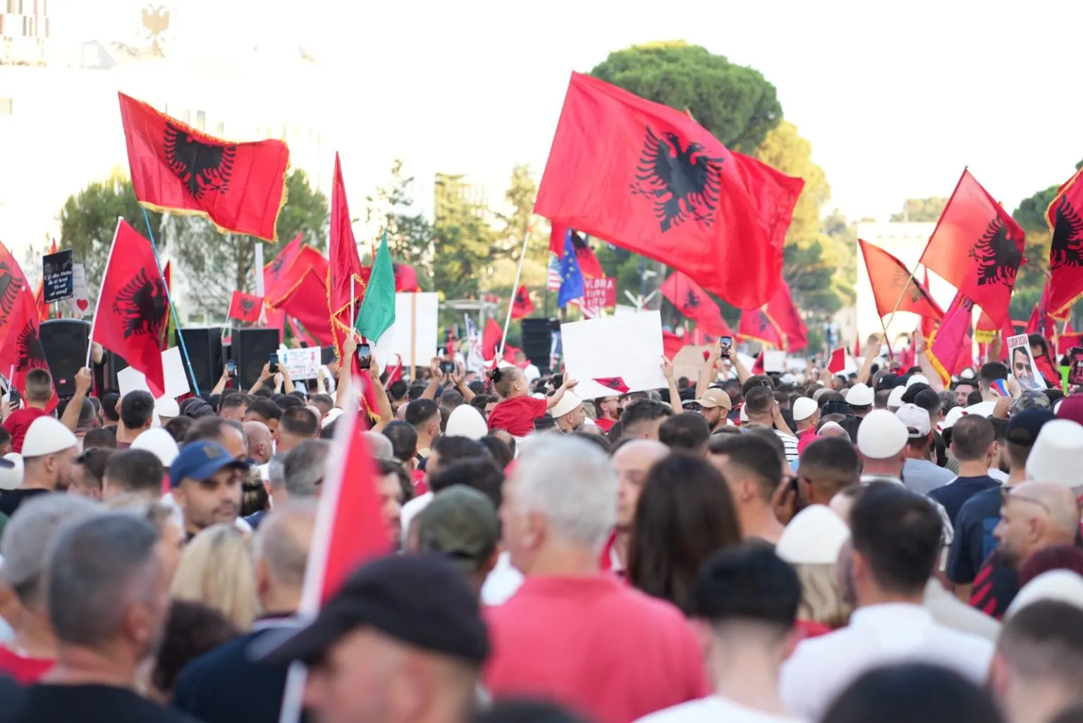 I quajti “hordhi pushtuese”, retorika e Ramës kundër shqiptarëve të rajonit kritikohet si përçarëse