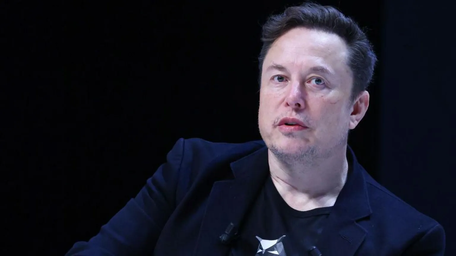 Elon Musk humbet statusin e trilionerit