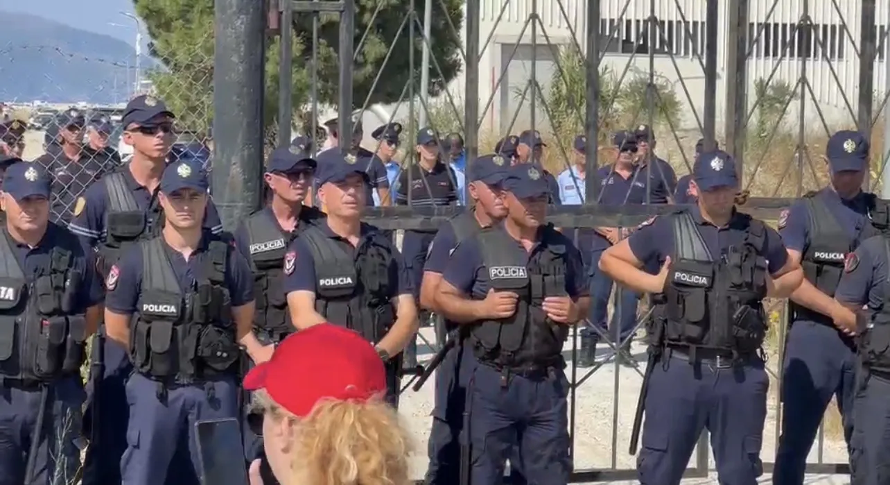 Protestë kundër TEC-eve lundruese në Vlorë, forca të shumta policie rrethojnë zonën