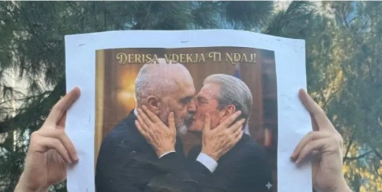 “Deri sa vdekja t’i ndajë”/ Pankarta ironike nga protesta e Zvërnecit