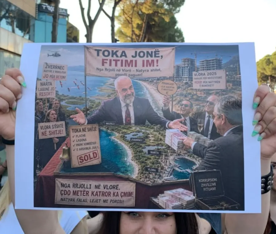 “Dorëheqje, dorëheqje”/ Vijon prej më shumë se dy orësh protesta para Kryeministrisë