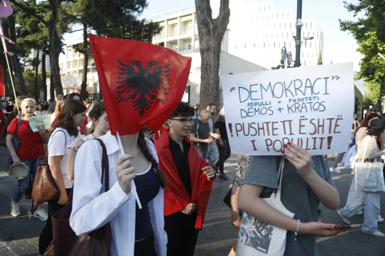 Mbyllet protesta për Zvërnecin/ Qytetarët thirrje në shesh: Nesër më shumë!