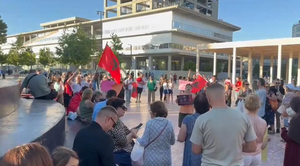 Zvërneci/ Qytetarët e Vlorës sërish në protestë te Sheshi i Flamurit