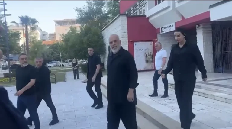 Gazetari italian i zë “pritë” Ramës në Vlorë: Nuk mendon se i gjunjëzohesh pak liderëve të huaj?!