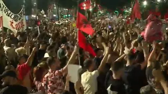 “Arresto Belindën”/ Protestuesit hedhin shishe drejt ekranit ku shfaqej Rama