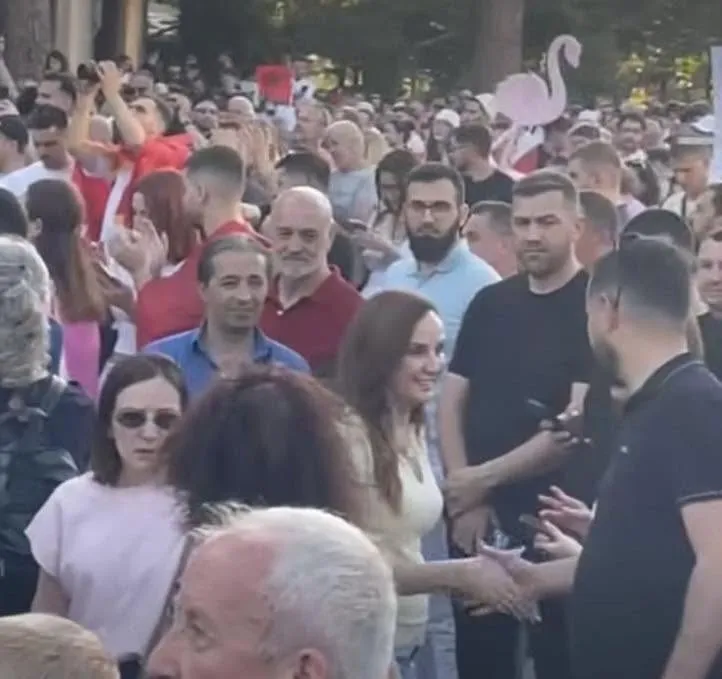 Deputetja Jorida Tabaku i bashkohet protestës te Kryeministria