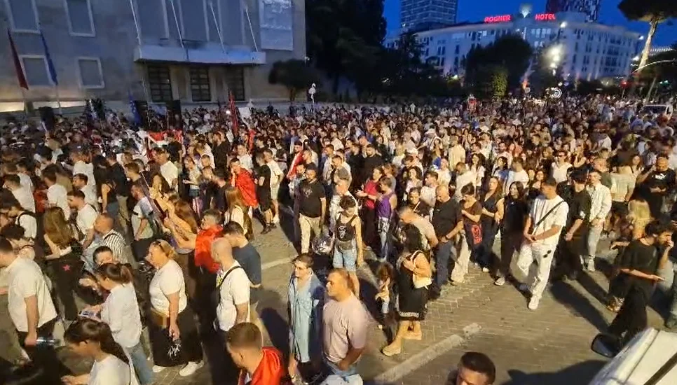  “Rama n’burg, Berisha n’burg”, rreth tre orë para Kryeministrisë, protestuesit nisin marshimin nëpër kryeqytet: Opozita jemi ne
