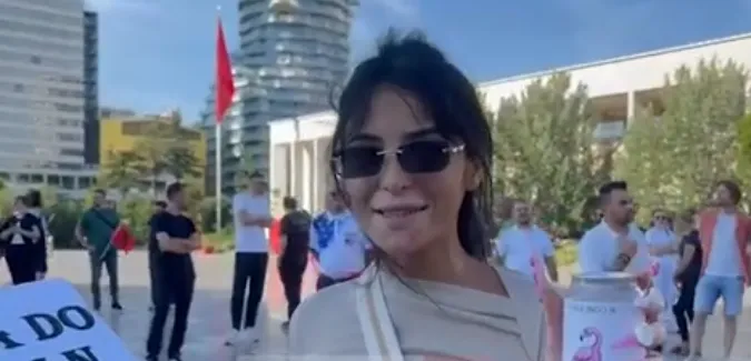 Pas akuzave ndaj influencerëve, protestuesit i përgjigjen Ramës me “Ramingo ik”