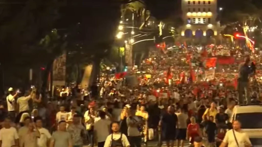 Pas 3 orësh protestë te Kryeministria, qytetarët nisin marshimin në rrugët e kryeqytetit