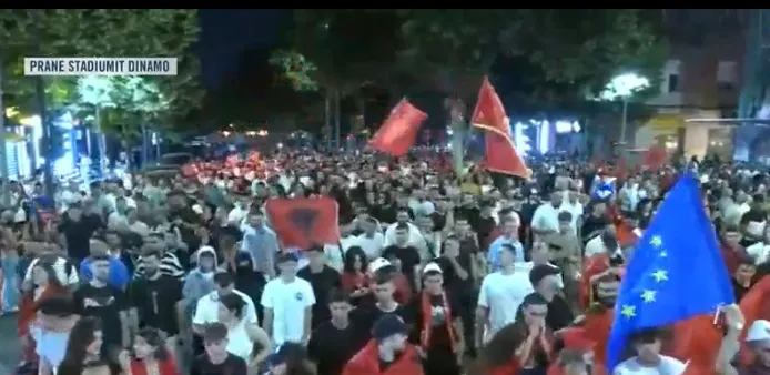 Nga Kryeministria në “21 Dhjetor” dhe stadiumi “Dinamo”, mijëra qytetarë në marshim rrugëve të Tiranës