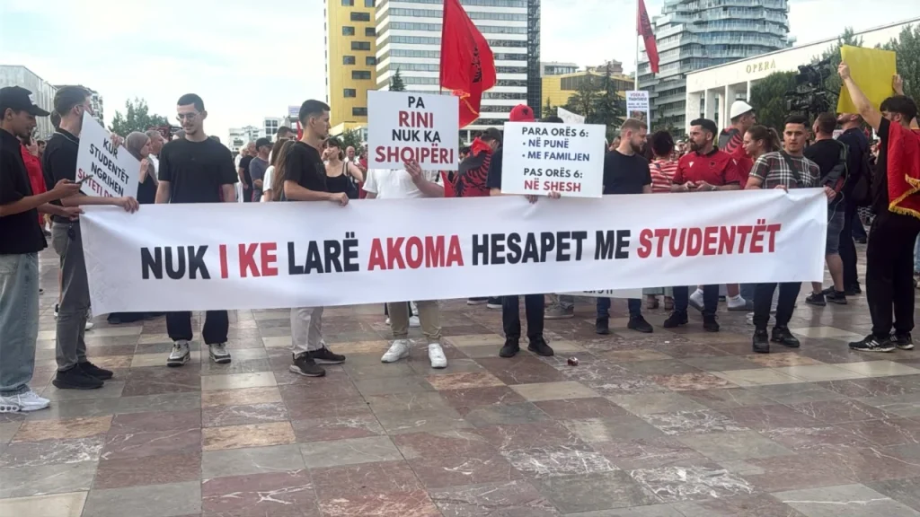 Dita 12 e protestës/ Qytetarët mblidhen në shesh, nis marshimi drejt kryeministrisë
