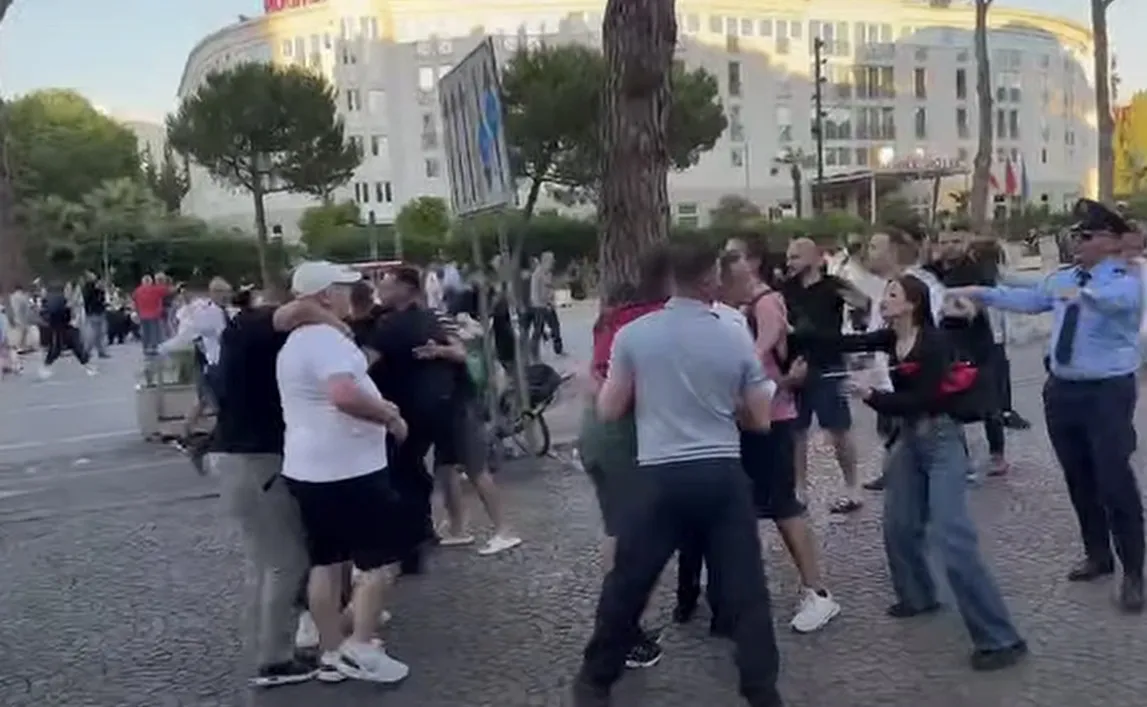 Tensione në protestë, tubuesit konfliktohen fizikisht me mbështetësit e PS