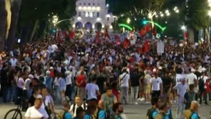 Përfundojnë fjalimet para kryeministrisë, protestuesit nisin marshimin
