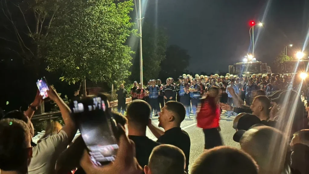 Organizuan dhe nxitën qytetarët për të bllokuar rrugën drejt aeroportit të Rinasit, procedohen penalisht 19 protestues