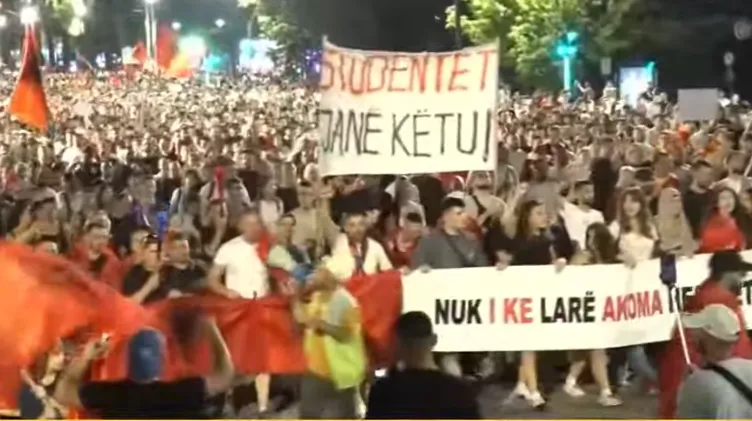 Përfundojnë fjalimet tek kryeministria, qytetarët nisin marshimin rrugëve të kryeqytetit