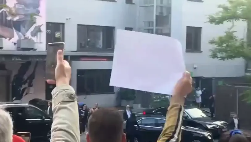 Rama o tradhtar, jep dorëheqjen sa më parë! Protestuesit i zënë “pritë” kryeministrit në Berlin